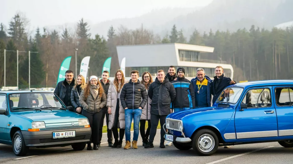 Nekateri izmed zmagovalcev zadnjih let v družbi AMZS-jevih Erika Logarja (skrajno levo) in Manuela Pungertnika (drugi z desne). / Foto: Amzs/damjan Končar