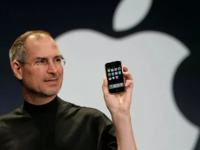 Steve Jobs, k ije vodil podjetje Apple, je takole predstavil novo napravo. / Foto: Ap/dokumentacija