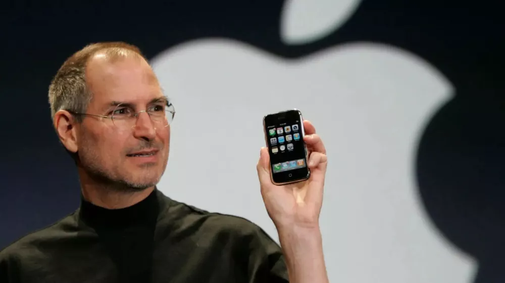 Steve Jobs, k ije vodil podjetje Apple, je takole predstavil novo napravo. / Foto: Ap/dokumentacija