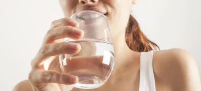 Young woman drinking glass of water / Foto: Getty Images