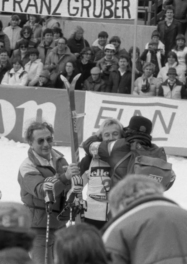 Tone Vogrinec in Bojan Križaj, ki je na svetovnem prvenstvu v alpskem smučanju Schladmingu leta 1982  osvojil srebrna medalja v slalomu. / Foto: Nace Bizilj