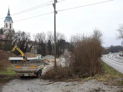 Na zemljišču, kjer je predvidena gradnja centra četrtne skupnosti, je trenutno deponija gradbenega materiala in mehanizacije. Foto: Jaka Gasar