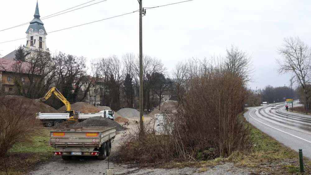 Na zemljišču, kjer je predvidena gradnja centra četrtne skupnosti, je trenutno deponija gradbenega materiala in mehanizacije. Foto: Jaka Gasar