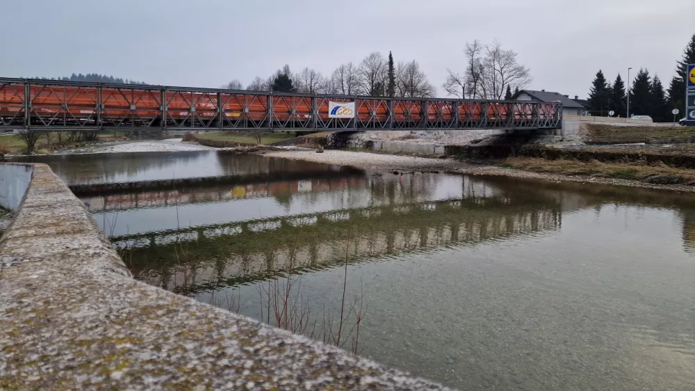 Začasni most čez Kamniško Bistrico na Viru pri Domžalah. F Občina Domžale