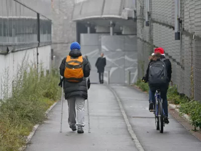 Dolgotrajne odsotnosti so povezane tudi s predolgim čakanjem bolnikov na pomoč, ki jo potrebujejo. Podrobnosti, kako bo v prihodnje urejena rehabilitacija ob daljših bolniških staležih, še niso znane. Foto Tomaž Skale 