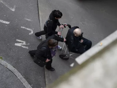 Na ministrstvu za solidarno prihodnost pričakujejo porast zanimanja za oskrbovalca družinskega člana po tem, ko bodo pravico razširili tudi na upokojence. Fotografija je simbolična. Foto: Nik Erik Neubauer 