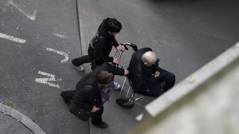 Na ministrstvu za solidarno prihodnost pričakujejo porast zanimanja za oskrbovalca družinskega člana po tem, ko bodo pravico razširili tudi na upokojence. Fotografija je simbolična. Foto: Nik Erik Neubauer 