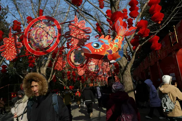 People visit a temple fair, on the first day of the Lunar New Year, in Beijing, China January 29, 2025. REUTERS/Florence Lo / Foto: Florence Lo