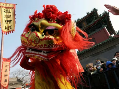 Visitors watch as performers take part in a lion dance at Dongyue temple on the second day of the Lunar New Year, in Beijing, China January 30, 2025. REUTERS/Florence Lo / Foto: Florence Lo