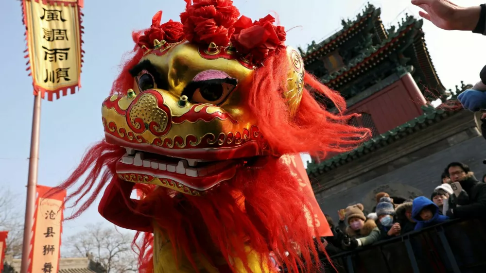 Visitors watch as performers take part in a lion dance at Dongyue temple on the second day of the Lunar New Year, in Beijing, China January 30, 2025. REUTERS/Florence Lo / Foto: Florence Lo