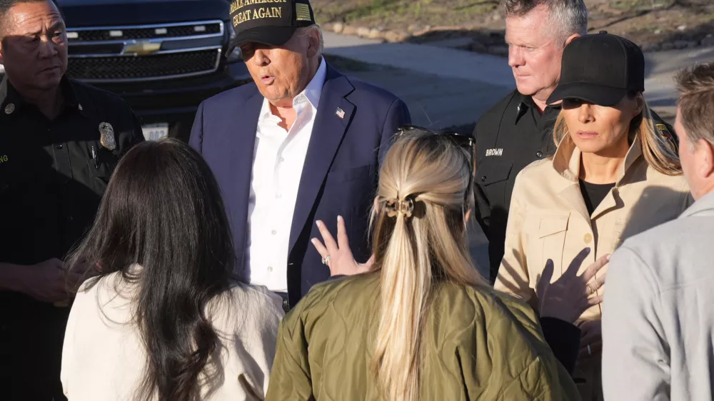 Ameriška prva dama Melania Trump je v povsem opustošeni soseski Pacific Palisade srečala žrtev požarov, s katero je poklepetala v hrvaščini. Foto AP