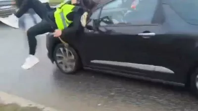 25-letna voznica je zapeljala v skupino protestnikov in poškodovala študentko. 