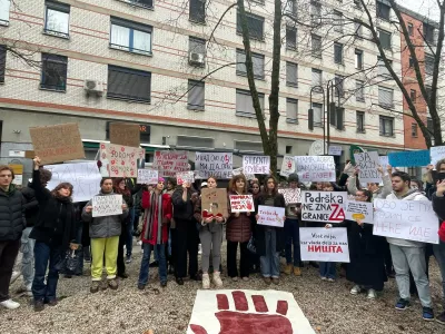 Ljubljana, srbsko veleposlanistvo.Pred srbskim veleposlanistvom v Ljubljani se je danes zbrala mnozica ljudi, ki so izrazili podporo vec kot dva meseca trajajocim studentskim protestom v Srbiji in zahtevam po razkritju dokumentacije v zvezi s prenovo novosadske zelezniske postaje.