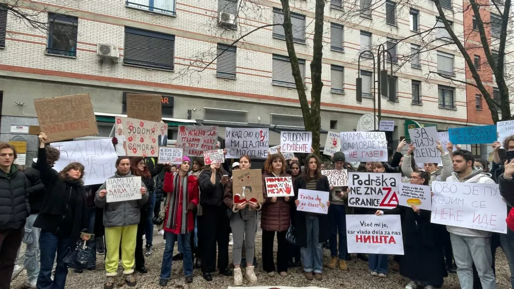 Ljubljana, srbsko veleposlanistvo.Pred srbskim veleposlanistvom v Ljubljani se je danes zbrala mnozica ljudi, ki so izrazili podporo vec kot dva meseca trajajocim studentskim protestom v Srbiji in zahtevam po razkritju dokumentacije v zvezi s prenovo novosadske zelezniske postaje.