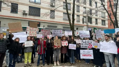 Ljubljana, srbsko veleposlanistvo.Pred srbskim veleposlanistvom v Ljubljani se je danes zbrala mnozica ljudi, ki so izrazili podporo vec kot dva meseca trajajocim studentskim protestom v Srbiji in zahtevam po razkritju dokumentacije v zvezi s prenovo novosadske zelezniske postaje.