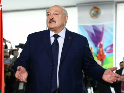 Belarusian President and presidential candidate Alexander Lukashenko visits a polling station during the presidential election in Minsk, Belarus January 26, 2025. REUTERS/Evgenia Novozhenina