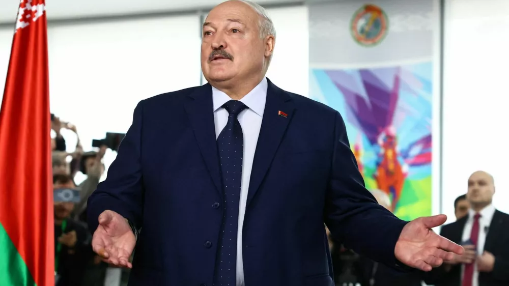 Belarusian President and presidential candidate Alexander Lukashenko visits a polling station during the presidential election in Minsk, Belarus January 26, 2025. REUTERS/Evgenia Novozhenina