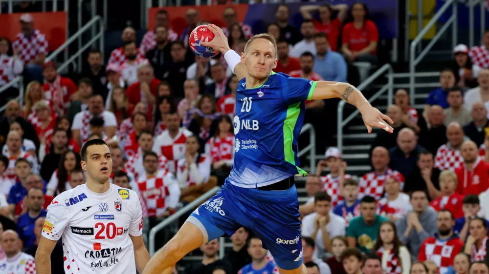 Handball - IHF Handball World Championships 2025 - Main Round IV - Croatia v Slovenia - Zagreb Arena, Zagreb, Croatia - January 26, 2025 Slovenia's Tilen Kodrin scores a goal REUTERS/Antonio Bronic