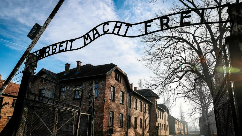 View of the gate that reads, "Work Sets You Free", in German, on the 80th anniversary of the liberation of the Nazi German Auschwitz-Birkenau concentration and extermination camp in Oswiecim, Poland January 27, 2025. Agencja Wyborcza.pl/Grzegorz Celejewski via REUTERS  ATTENTION EDITORS - THIS IMAGE WAS PROVIDED BY A THIRD PARTY. POLAND OUT. NO COMMERCIAL OR EDITORIAL SALES IN POLAND.