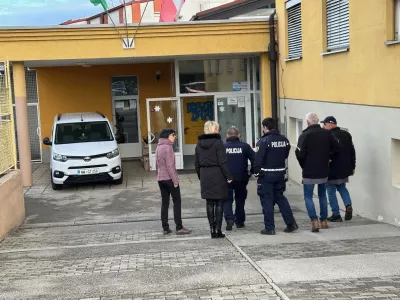 Novo Mesto, OS Smihel.Preplah na OS Smihel, kjer so dobili sporocilo z groznjami. Vsi ucenci so zunaj, v solo so sli policijski tehniki.