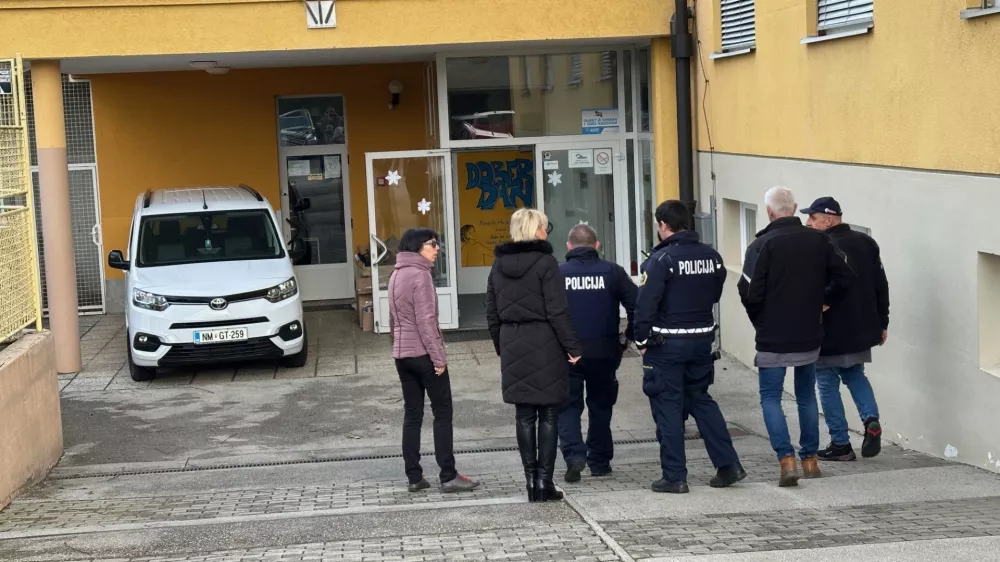 Novo Mesto, OS Smihel.Preplah na OS Smihel, kjer so dobili sporocilo z groznjami. Vsi ucenci so zunaj, v solo so sli policijski tehniki.