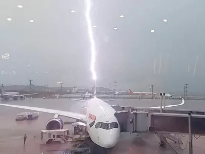 A lightning strikes an airplane at the Sao Paulo International Airport in Guarulhos, Brazil, January 24, 2025, in this screengrab obtained from a social media video. Bernhard Warr/via REUTERS THIS IMAGE HAS BEEN SUPPLIED BY A THIRD PARTY. MANDATORY CREDIT. NO RESALES. NO ARCHIVES.