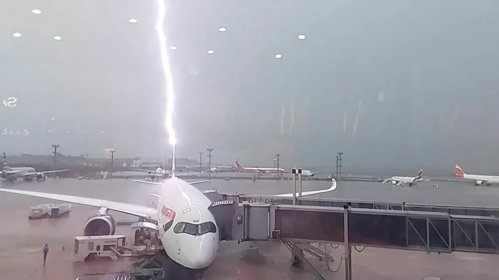 A lightning strikes an airplane at the Sao Paulo International Airport in Guarulhos, Brazil, January 24, 2025, in this screengrab obtained from a social media video. Bernhard Warr/via REUTERS THIS IMAGE HAS BEEN SUPPLIED BY A THIRD PARTY. MANDATORY CREDIT. NO RESALES. NO ARCHIVES.