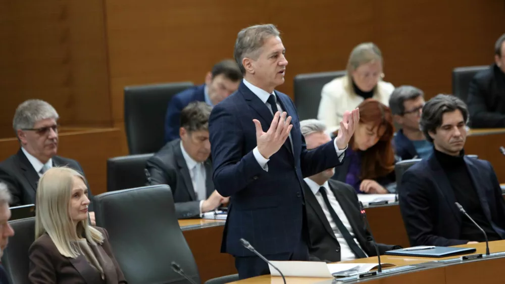 27.01.2025 -redna seja DZ, poslanska vprašanja predsedniku vlade, Robrt BolobFoto: Tomaž Skale