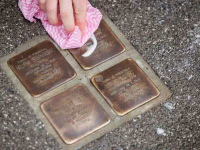 Ljubljana.Akcija ciscenja spotikavcev Stolpersteine - spominskih obelezij za zrtve nacisticnega preganjanja v organizaciji Judovskega kulturnega centra in s sodelovanjem tujih diplomatskih predstavnistev v Sloveniji.