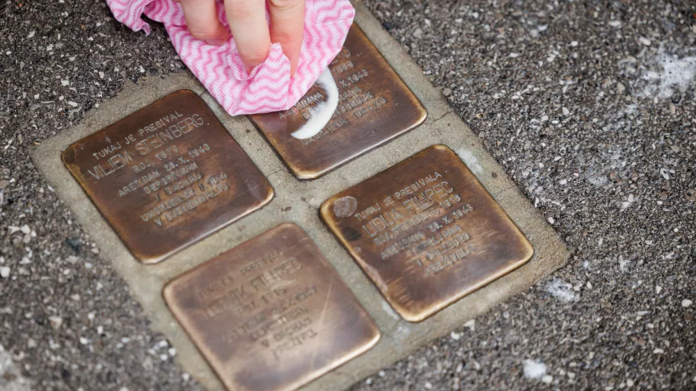 Ljubljana.Akcija ciscenja spotikavcev Stolpersteine - spominskih obelezij za zrtve nacisticnega preganjanja v organizaciji Judovskega kulturnega centra in s sodelovanjem tujih diplomatskih predstavnistev v Sloveniji.