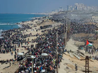 Palestinians, who were displaced to the south at Israel's order during the war, make their way back to their homes in northern Gaza, amid a ceasefire between Israel and Hamas, in the central Gaza Strip, January 27, 2025. REUTERS/Ramadan Abed   TPX IMAGES OF THE DAY