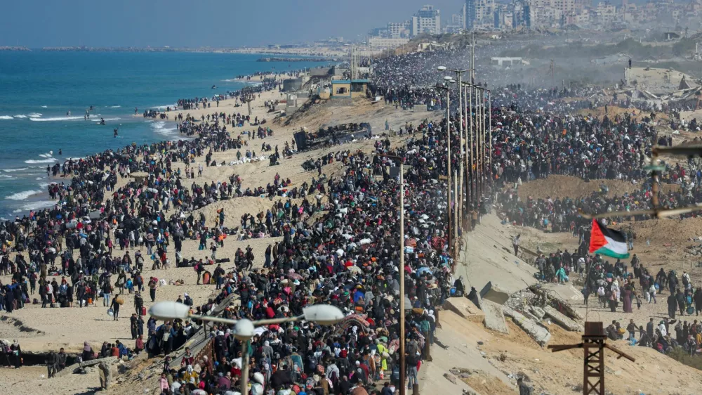 Palestinians, who were displaced to the south at Israel's order during the war, make their way back to their homes in northern Gaza, amid a ceasefire between Israel and Hamas, in the central Gaza Strip, January 27, 2025. REUTERS/Ramadan Abed   TPX IMAGES OF THE DAY