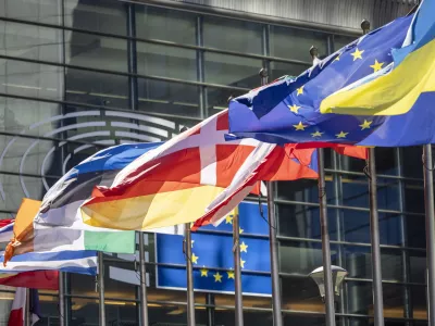 FILED - 06 September 2023, Belgium, Brussels: The flags of the European Union member states flutter in front of the European Parliament building in Brussels. Photo: Thomas Banneyer/dpa