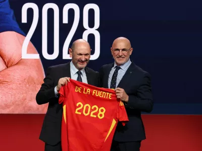 Soccer Football - Spain coach Luis de la Fuente renews contract until 2028 - Ciudad del Futbol, Las Rozas, Spain - January 27, 2025 Spain coach Luis de la Fuente poses with Spanish Football Federation president Rafael Louzan after renewing his contract REUTERS/Violeta Santos Moura