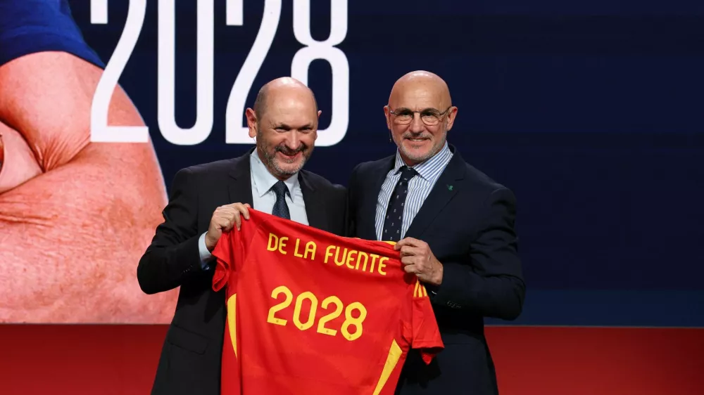 Soccer Football - Spain coach Luis de la Fuente renews contract until 2028 - Ciudad del Futbol, Las Rozas, Spain - January 27, 2025 Spain coach Luis de la Fuente poses with Spanish Football Federation president Rafael Louzan after renewing his contract REUTERS/Violeta Santos Moura