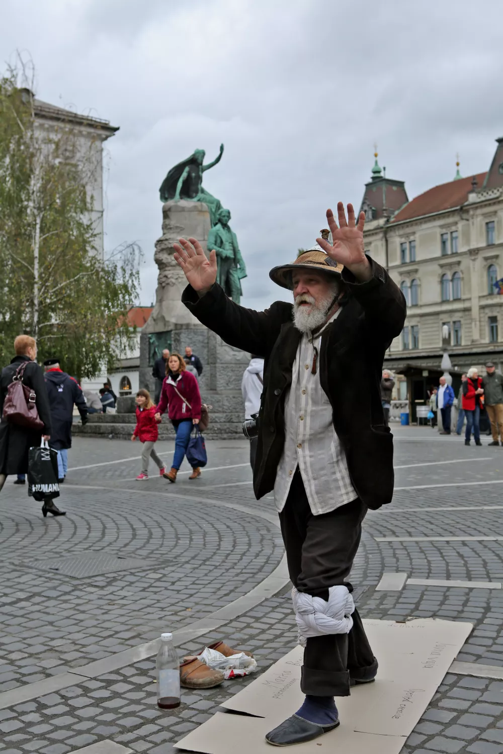 ﻿- 11.10.2016 - performer, kantavtor in aktivist Marko Brecelj na Prešernovem trgu//FOTO: Tomaž Skale