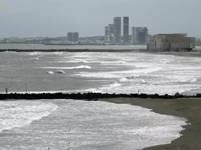 FILE PHOTO: Waves crash on the shore of the Gulf of Mexico, after newly sworn-in U.S. President Donald Trump signed an executive order to change the name of the Gulf of Mexico to the Gulf of America, in Boca del Rio, Veracruz state, Mexico January 21, 2025. REUTERS/Yahir Ceballos/File Photo