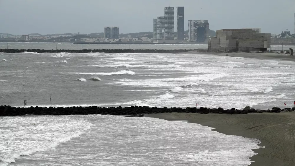 FILE PHOTO: Waves crash on the shore of the Gulf of Mexico, after newly sworn-in U.S. President Donald Trump signed an executive order to change the name of the Gulf of Mexico to the Gulf of America, in Boca del Rio, Veracruz state, Mexico January 21, 2025. REUTERS/Yahir Ceballos/File Photo