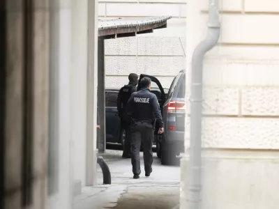 Policija Kriminal7.12.2024 Privedba treh osumljencev za mafijski umor Satka Zovka pred preiskovalnega sodnika. Okrožno sodišče v Ljubljani. FOTO: Nik Erik Neubauer