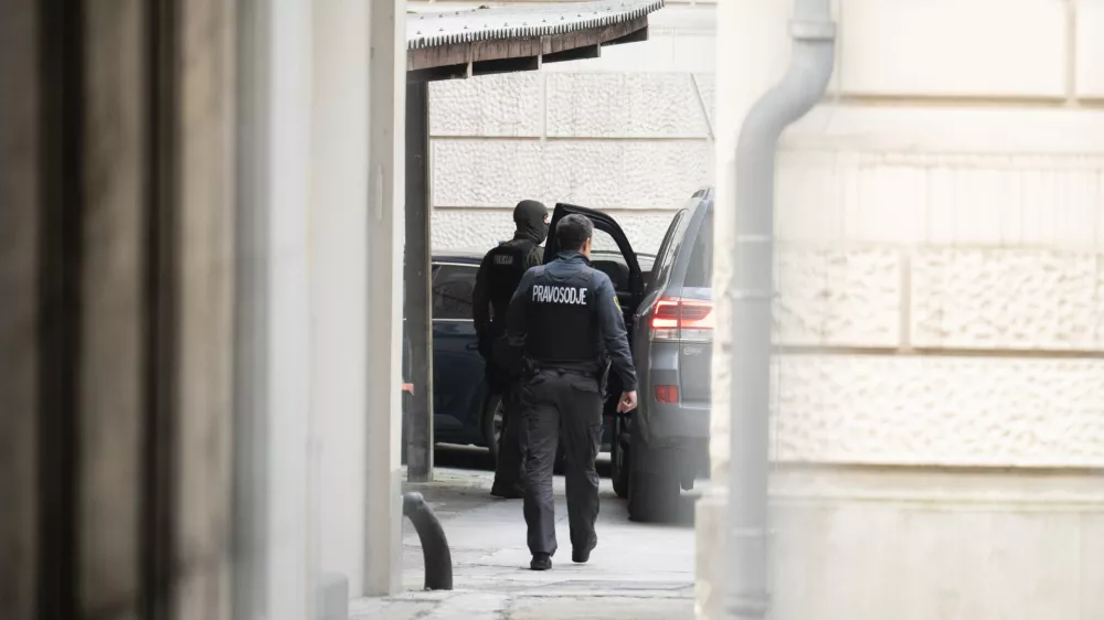 Policija Kriminal7.12.2024 Privedba treh osumljencev za mafijski umor Satka Zovka pred preiskovalnega sodnika. Okrožno sodišče v Ljubljani. FOTO: Nik Erik Neubauer