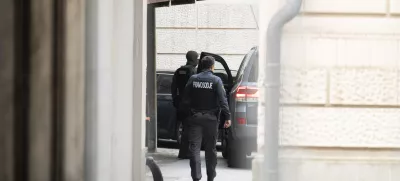 Policija Kriminal7.12.2024 Privedba treh osumljencev za mafijski umor Satka Zovka pred preiskovalnega sodnika. Okrožno sodišče v Ljubljani. FOTO: Nik Erik Neubauer