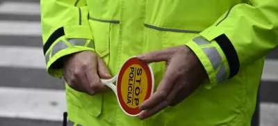 - preizkus alkoholiziranosti - alkotest, alkohol v prometu, policija - 06.12.2022 - policisti Postaje prometne policije Ljubljana vršili postopke preizkusov alkoholiziranosti voznikov v prometu na Kotnikovi ulici pred poslopjem Agencije za varnost prometa - //FOTO: Nik Erik Neubauer