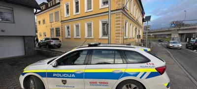 Novo Mesto, OS Smihel.Preplah na OS Smihel, kjer so dobili sporocilo z groznjami. Vsi ucenci so zunaj, v solo so sli policijski tehniki. / Foto: Ales Kocjan/sta