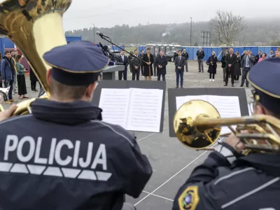 - simbolična fotografija - policija, godba, glasba - 26.10.2022 - odkritje temeljnega kamna za moški zapor Dobrunje - Zavod za prestajanje kazni zapora Ljubljana - gradnja novega zaporskega kompleksa ob Litijski cesti, vzhodno od ljubljanske obvoznice //FOTO: Jaka Gasar