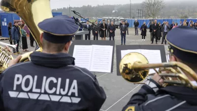 - simbolična fotografija - policija, godba, glasba - 26.10.2022 - odkritje temeljnega kamna za moški zapor Dobrunje - Zavod za prestajanje kazni zapora Ljubljana - gradnja novega zaporskega kompleksa ob Litijski cesti, vzhodno od ljubljanske obvoznice //FOTO: Jaka Gasar