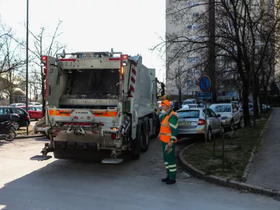 ﻿- ločevanje odpadkov –- reciklaža -- odpadki – smeti - - 11.03.2020 - Odvoz mešanih odpadkov v naselju BS3 v Ljubljani. Podjetje Snaga. //FOTO: Bojan Velikonja