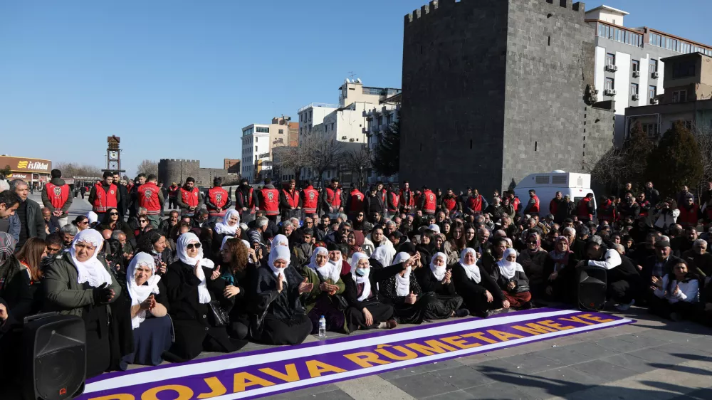 Demonstrators take part in a rally in solidarity with Kurdish people in Syria's northeast, in Diyarbakir, Turkey, January 28, 2025. REUTERS/Sertac Kayar