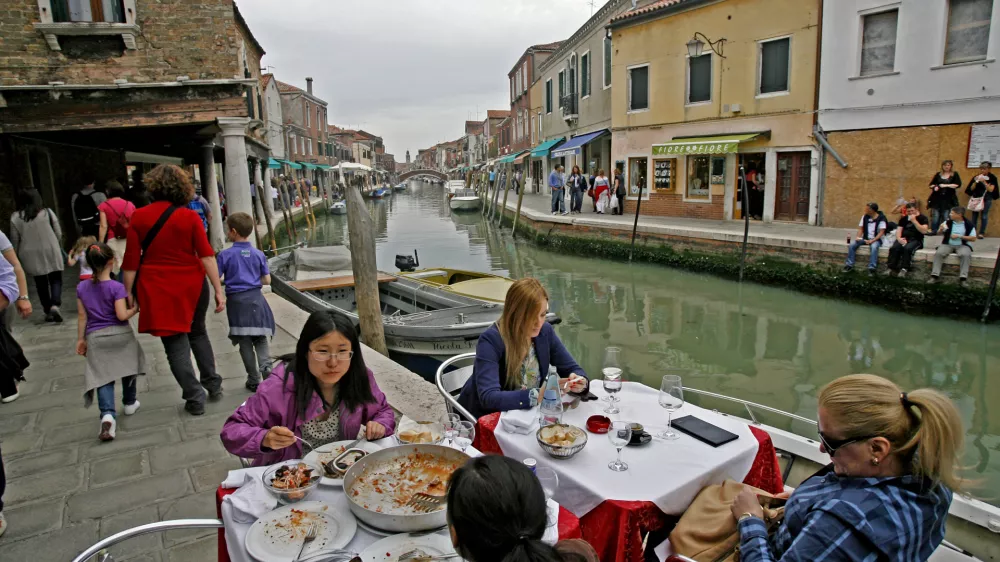 - ITALIJA 2012 - - ilustrativna fotografija  - gostinski vrt - gastronomija - //FOTO: Tomaž Skale