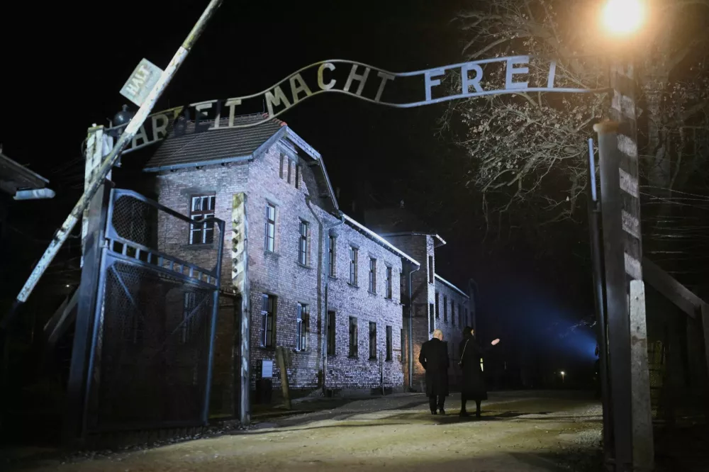 Britanski kralj Charles pod napisom Arbeit Macht Frei.  / Foto: Reuters