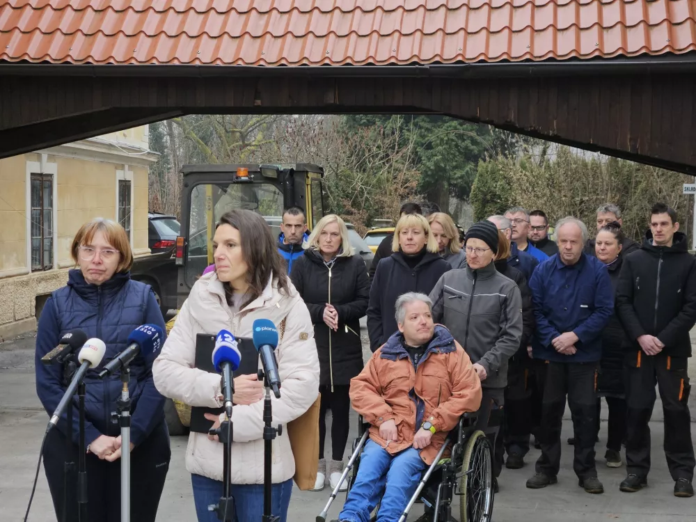 Skofja Loka, podjetje CSS.Obisk ministra za delo, druzino, socialne zadeve in enake moznosti Luke Meseca v podjetju CSS.Predsednica sindikata CSS Brigita Rutar in generalna sekretarka Sindikata obrti in podjetnistva Slovenije Ana Cermelj, v ozadju zaposleni v CSS.